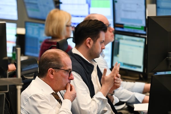 ETH crashes 14% as volatility spikes, BTC probabilities shift bearish – London Business News | Londonlovesbusiness.com